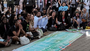 نشطاء المناخ يتظاهرون خلال انعقاد مؤتمر المناخ كوب27 في شرم الشيخ (18 ت2 2022، أ ف ب). 