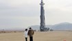 زعيم كوريا الشمالية كيم جونغ أون يمشي مع ابنته أثناء إشرافه على أحدث عملية إطلاق صاروخ بالستي عابر للقارات في مطار بيونغ يانغ الدولي (وكالة الأنباء المركزية/أ ف ب - 18 ت2 2022).