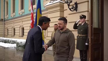 لقطة من مقطع فيديو نشره الرئيس الأوكراني فولوديمير زيلينسكي عبر "تلغرام" تُظهر استقباله رئيس الوزراء البريطاني ريشي سوناك (19 ت2 2022).