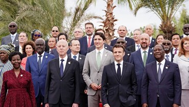 الرئيس الفرنسي إيمانويل ماكرون ونظيره التونسي قيس سعيد يتقدّمان ممثّلي البلدان الفرنكوفونية في جلسة افتتاح القمة في جربة، تونس (حساب ماكرون في "تويتر" - 19 ت2 2022).