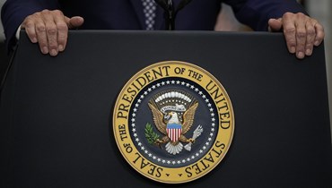 الرئيس الأميركي جو بايدن يلقي يديه على المنصة خلال خطاب في غرفة روزفلت، البيت الأبيض (24 آب 2021 - أ ف ب).
