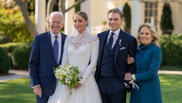 الصورة الرسمية لزفاف حفيدة بايدن في البيت الأبيض.