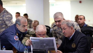وزير الدفاع التركي خلوصي أكار (الى اليمين) يشرف على العملية الجوية في المناطق الشمالية للعراق وسوريا في مركز عمليات القوات الجوية التركية في أنقرة (20 ت2 2022، أ ف ب).
