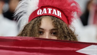 مشجعة تضع علم قطر (أ ف ب).