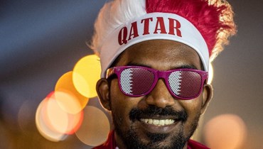 أحد مشجعي قطر خلال تجمع في افتتاح مهرجان فيفا للمشجعين في حديقة البدع في الدوحة، خلال افتتاح المونديال (20 ت2 2022، أ ف ب). 