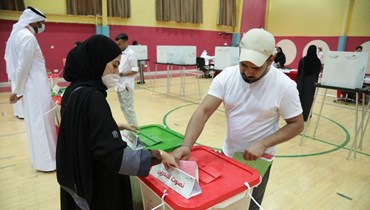 امرأة بحرينية تدلي بصوتها في مركز اقتراع في مدينة جدحفص غرب المنامة، خلال الانتخابات البرلمانية (12 ت2 2022، أ ف ب).