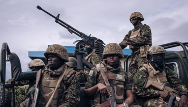موكب عسكريين كينيين وكونغوليين تأهبوا في المطار بغوما شرق الكونغو الديمقراطية (15 ت2 2022، أ ف ب). 