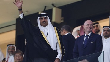أمير قطر ورئيس الفيفا على منصة الشرف في استاد "البيت" (أ ف ب).
