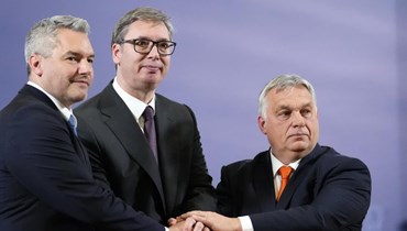 مصافحة بين أوربان (الى اليمين) وفوتشيتش (في الوسط) ونهامر بعد مؤتمر صحافي عقب اجتماعهما الثلاثي في بلغراد (16 ت2 2022، أ ب). 