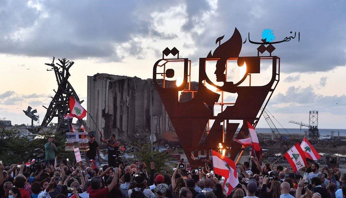 إضاءة شعلة ثورة 17 تشرين في وسط بيروت (نبيل إسماعيل).