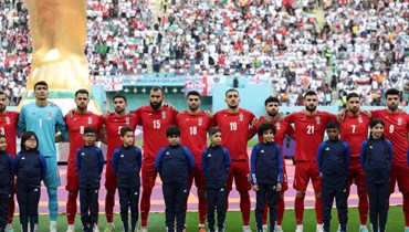 لاعبو إيران يستمعون إلى النشيد الوطني قبيل انطلاق مباراة المجموعة الثانية في كأس العالم لكرة القدم في قطر (أ ف ب).