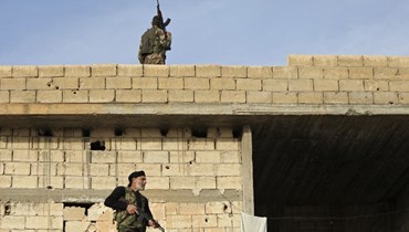 مقاتلون سوريون مدعومون من تركيا يقفون في حراسة جرابلس بالقرب من الحدود مع تركيا في شمال محافظة حلب (أ ف ب). 