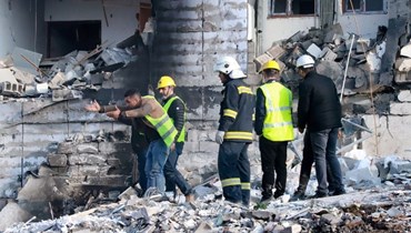  رجال الإطفاء يبحثون عن الضحايا والناجين تحت أنقاض مبنى انهار إثر انفجار صهريج غاز في مدينة السليمانية شمال العراق في 18 تشرين الثاني (أ ف ب). 