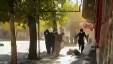 لقطة من فيديو نُشر في 21 تشرين الثاني 2022، ويُظهر ما يبدو أنه شخص ممدد على الأرض بينما يختبئ متظاهرون إيرانيون خلال اطلاق قوات الأمن الذخيرة الحية في أحد شوارع مدينة جافانرود ذات الأغلبية الكردية بمحافظة كرمانشاه غربا (أ ف ب). 