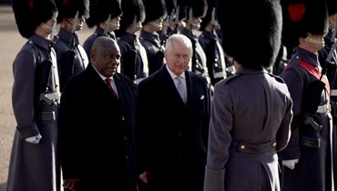 رامافوزا والملك تشارلز الثالث يستعرضان حرس الشرف في لندن (22 ت2 2022، أ ف ب). 