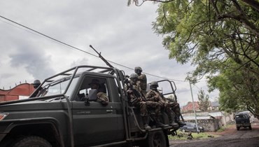 جنود كينيون يمرون بمركبتهم في غوما شرق جمهورية الكونغو الديموقراطية (16 ت2 2022، أ ف ب).  