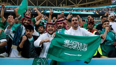 الجماهير السعودية تحتفي بالفوز على المنتخب الأرجنتيني (أ ف ب).