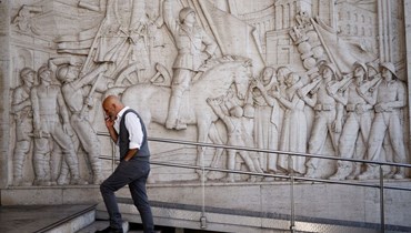 تمثال عن موسوليني في روما ومعروف بهندسته المعمارية الفاشية.