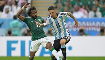 الشهراني (الى اليسار) ينافس اللاعب الأرجنتيني أنخيل دي ماريا على الكرة خلال مباراة بين السعودية والأرجنتين على ملعب لوسيل في لوسيل شمال الدوحة (22 ت2 2022، أ ف ب).