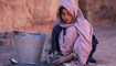 فتاة أفغانية تعمل في فرن آجر في إقليم ننجرهار (20 ت2 2022 - أ ف ب).