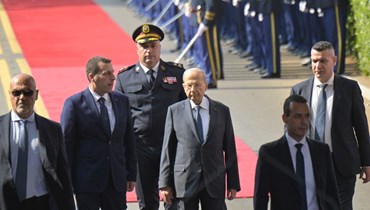 الرئيس السابق ميشال عون مغادراً قصر بعبدا (نبيل اسماعيل).