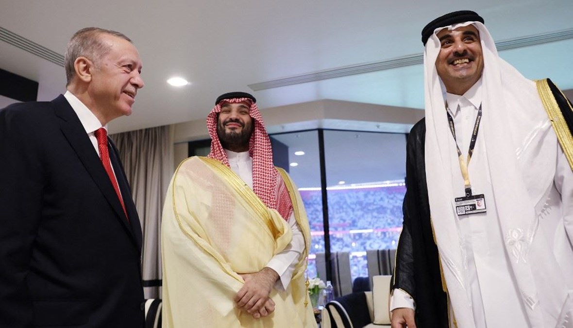 زلي العهد السعودي إلى جانب أمير قطر والرئيس التركي في افتتاح مونديال قطر 2022 (أ ف ب).