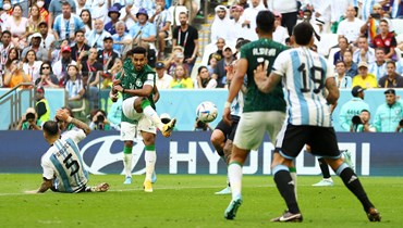 لاعب المنتخب السعودي سالم الدوسري أثناء تسجيله للهدف الثاني أمام منتخب الأرجنتين.م
