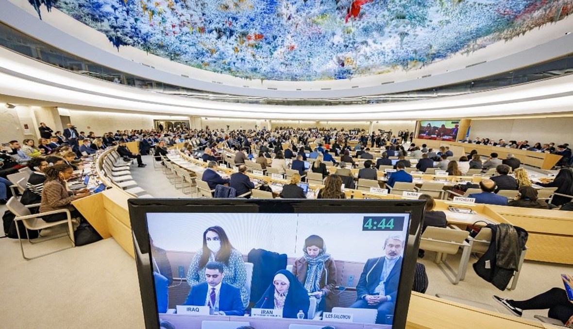 شاشة تظهر خديجة كريمي، نائبة نائب الرئيس لشؤون المرأة والأسرة في إيران، متكلمة خلال جلسة لمجلس حقوق الإنسان في جنيف (24 ت2 2022، أ ف ب). 