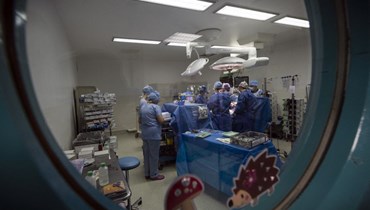 فريق طبي داخل أحد المستشفيات في فرنسا (تعبيرية- "أ ف ب").