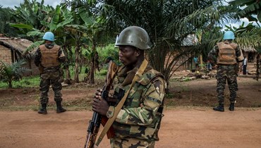 صورة ارشيفية- عناصر من القوات المسلحة لأفريقيا الوسطى يقومون بدوريات مشتركة مع  قوات "مينوسكا" في بانغاسو في محافظة مبومو في جنوب شرق جمهورية أفريقيا الوسطى (1 آب 2018، أ ف ب). 