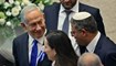 بن غفير (الى اليمين) يتحدث الى نتنياهو خلال مراسم أداء الحكومة الإسرائيلية الجديدة اليمين في الكنيست  في القدس (15 ت2 2022، أ ف ب).