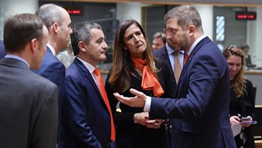 دارمانان (الثالث من اليسار) ونظيره التشيكي فيت راكوسان (الى اليمين) خلال الاجتماع في مقر الاتحاد الأوروبي في بروكسيل (25 ت2 2022، أ ف ب).