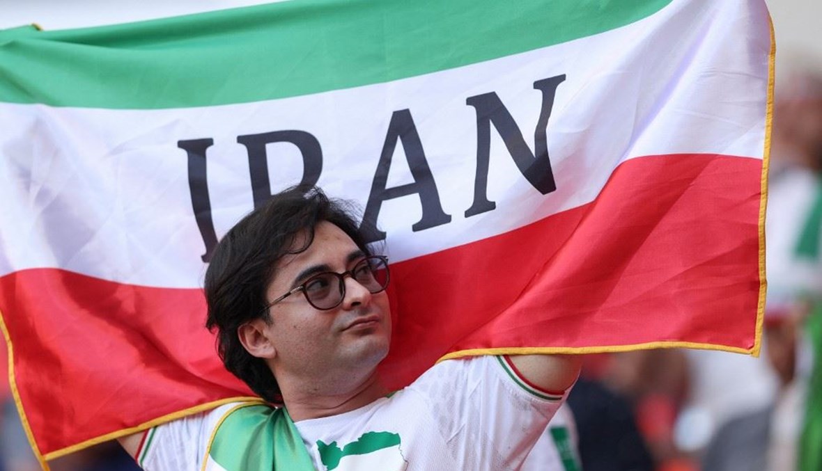 مشجّع إيراني أثناء مباراة المجموعة الثانية في كأس العالم لكرة القدم قطر 2022 بين ويلز وإيران (أ ف ب).