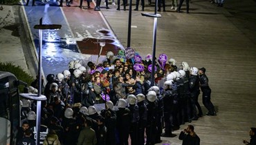 اعتقال عشرات المتظاهرات خلال تجمّع مناهض للعنف ضدّ المرأة في تركيا (أ ف ب). 