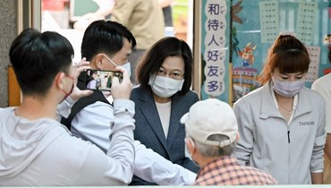 رئيسة تايوان تساي إنغ وين تُغادر مركز الاقتراع بعد التصويت، تايبيه الجديدة (26 ت2 2022 - أ ف ب).