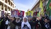 سوريون أكراد يتظاهرون في القامشلي شمال شرق سوريا احتجاجا على تهديدات تركيا لمنطقتهم (27 ت2 2022، أ ف ب). 