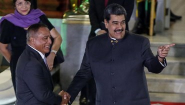 مادورو (الى اليمين) يصافح رئيس وزراء بليز جوني بريسينو في قصر ميرافلوريس في كراكاس (25 ت2 2022، أ ف ب).