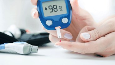 طريقة جديدة قيد التطور لفحص نسبة السكر في الدم من دون أخذ عينة من الدم.