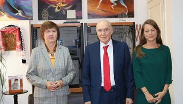 فرونتسكا إلى جانب الدكتور مهنا خلال زيارتها "مؤسسة عامل".