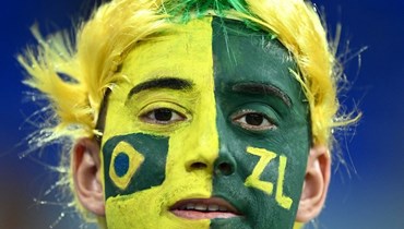 أحد مشجعي البرازيل ينتظر انطلاق مباراة قطر 2022 لكرة القدم ضمن المجموعة السابعة بين البرازيل وسويسرا على ملعب 974 بالدوحة (أ ف ب).