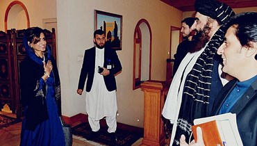 خار (إلى اليسار) مكلمة وزير الخارجية الأفغاني أمير خان متقي (الثاني من اليمين) خلال زيارتها الرسمية لكابول (29 ت2 2022، أ ف ب).