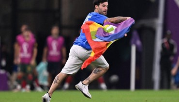 لاعب يحمل علم مجتمع "الميم" في مونديال قطر 2022 (أ ف ب).