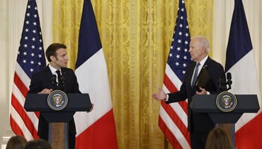 الرئيسان الأميركي جو بايدن-إلى اليمين- والفرنسي إيمانويل ماكرون خلال مؤتمرهما الصحافي المشترك في البيت الأبيض أمس. (أ ف ب)