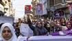 متظاهرون سوريون أكراد يتظاهرون في القامشلي شمال شرق سوريا، احتجاجا على تهديدات تركيا لمنطقتهم (27 ت2 2022، أ ف ب). 