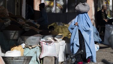 امرأة أفغانية في سوق في ولاية غزنة (28 ت2 2022، أ ف ب).
