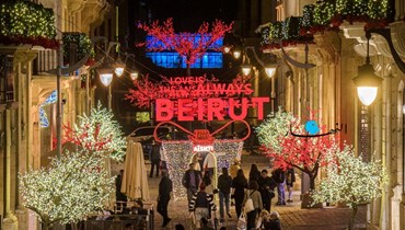 الزينة الميلادية تضيء أسواق بيروت مع عودة الحياة إليها في موسم الأعياد (نبيل إسماعيل).
