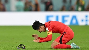 لاعب خط الوسط الكوري الجنوبي هيونغ مين سون يحتفل بفوز فريقه خلال مباراة المجموعة الثامنة في كأس العالم 2022 بين كوريا الجنوبية والبرتغال على استاد المدينة التعليمية (أ ف ب).