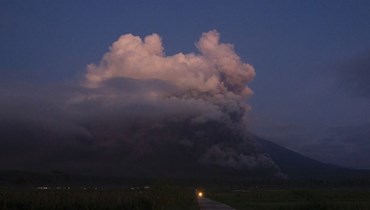  ثوران بركان في إندونيسيا (أ ف ب).