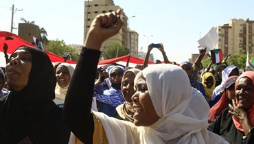 سودانيون خلال تحرك أمام مقر الأمم المتحدة في حي المنشية بالعاصمة الخرطوم (3 ك1 2022، أ ف ب).