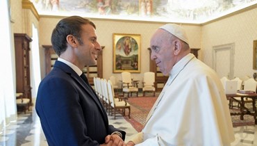 البابا فرنسيس والرئيس الفرنسي إيمانويل ماكرون.